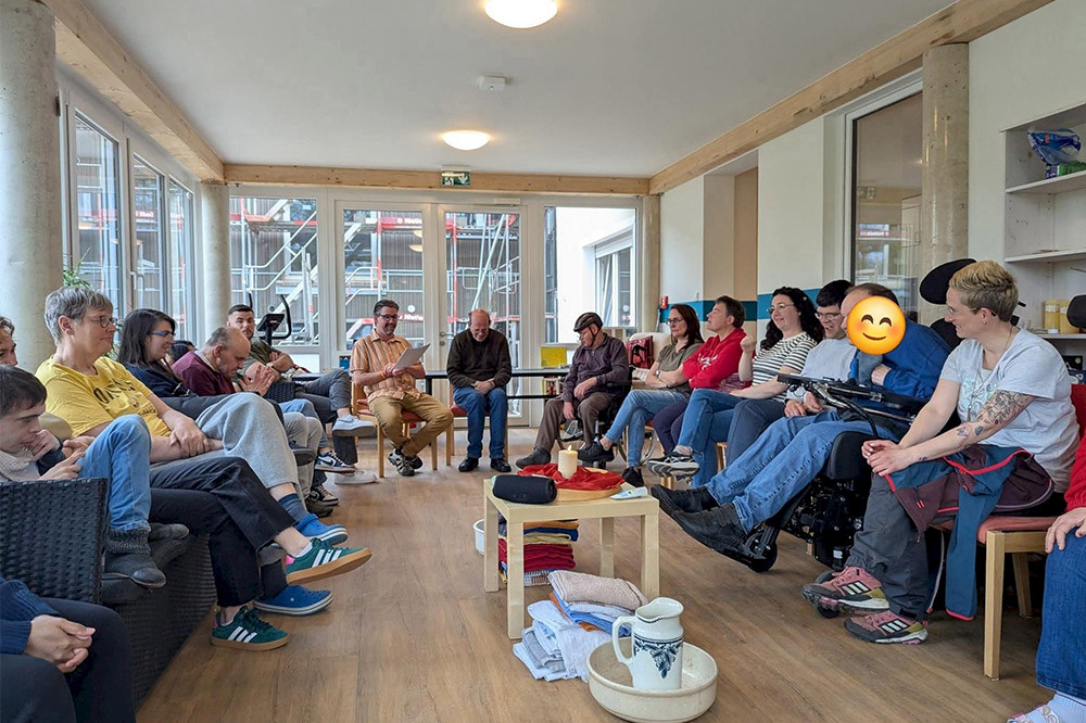 Bild zeigt viele Personen bei einem Treffen.